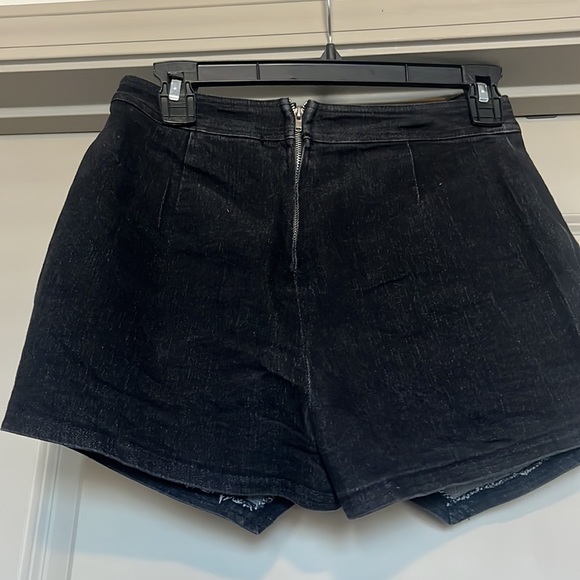 Black asymmetric skort! Back zipper. No longer fits me. - Picture 3 of 5